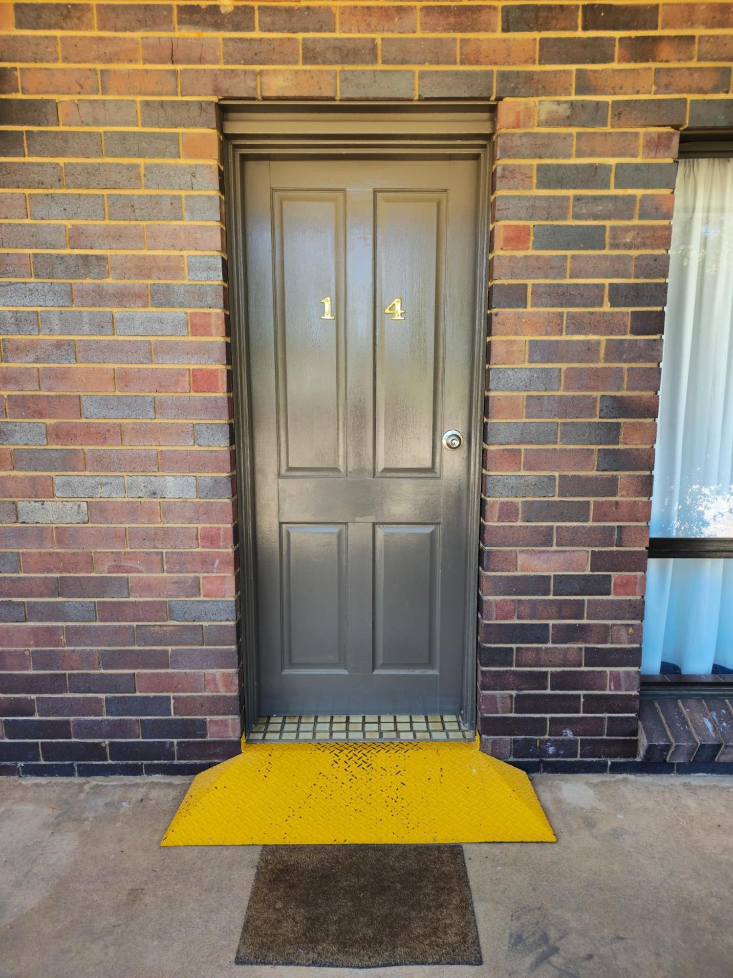 Tumut Valley Motel Pet Friendly Exterior photo