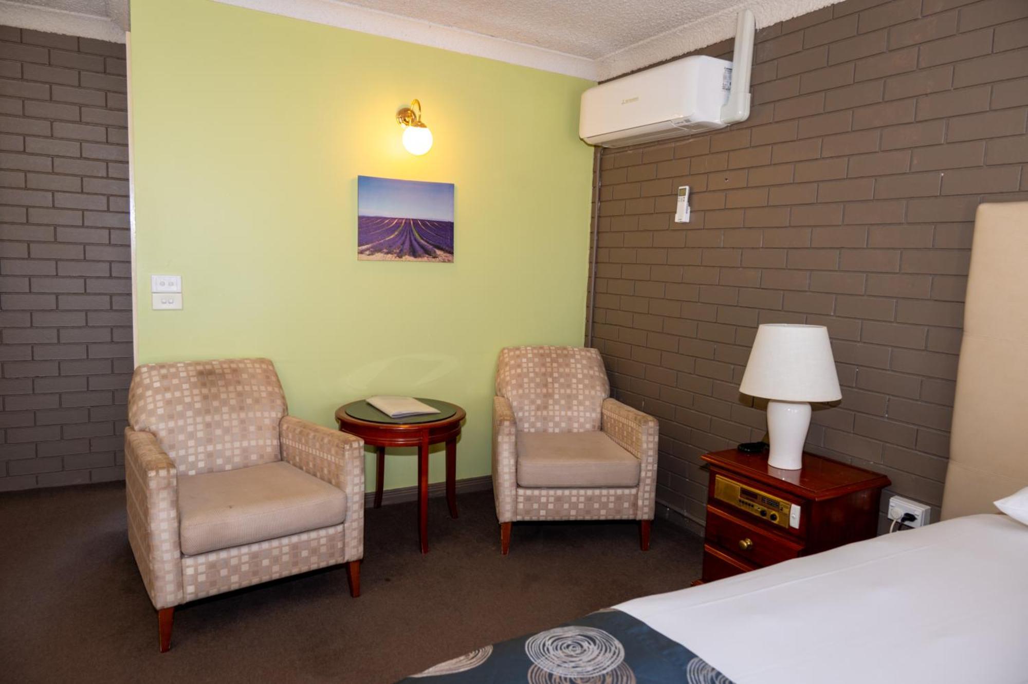 Tumut Valley Motel Pet Friendly Exterior photo