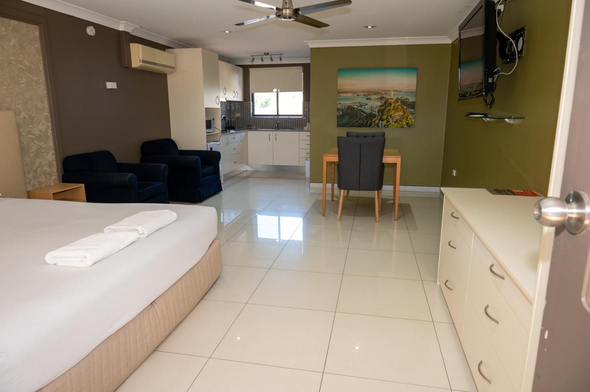 Tumut Valley Motel Pet Friendly Exterior photo