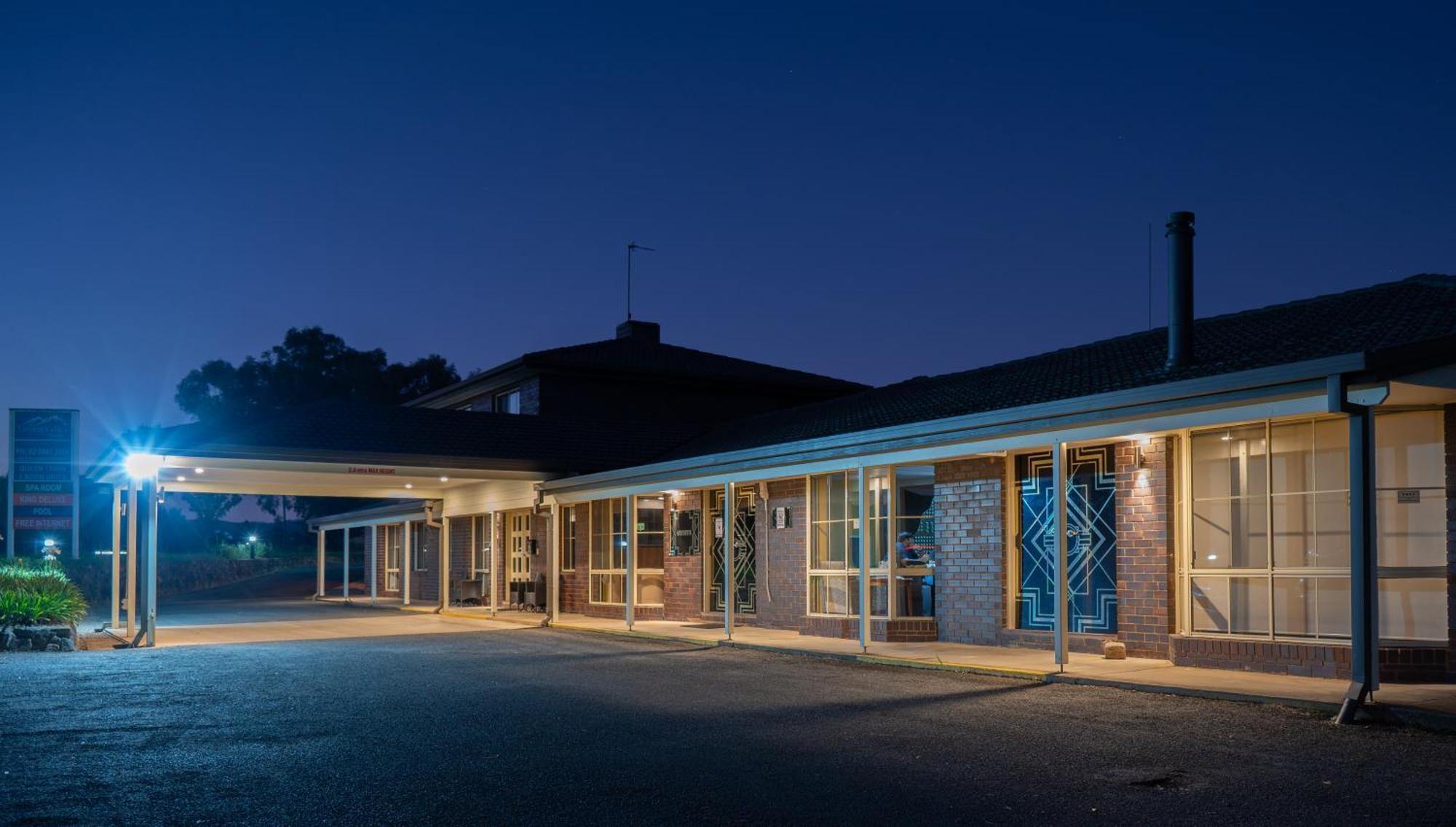 Tumut Valley Motel Pet Friendly Exterior photo