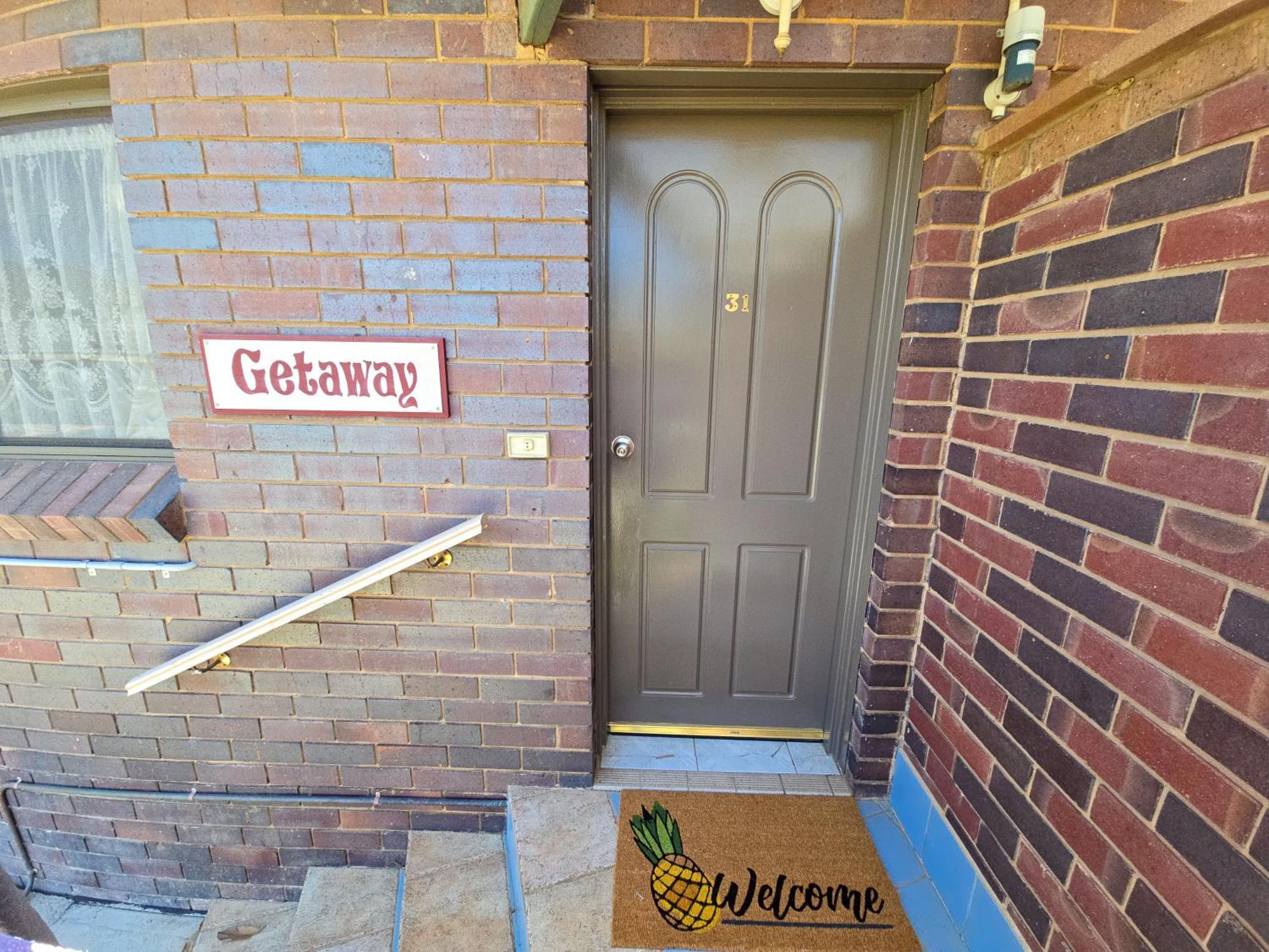 Tumut Valley Motel Pet Friendly Exterior photo