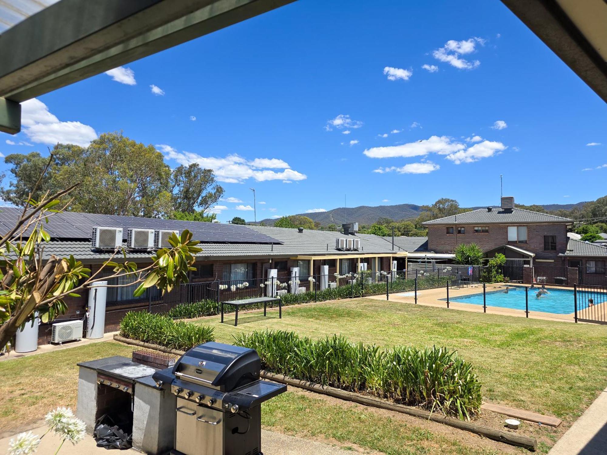 Tumut Valley Motel Pet Friendly Exterior photo